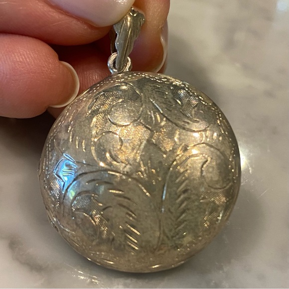 Vintage Jewelry - Vintage Sterling Silver Engraved Round Locket and Boxchain